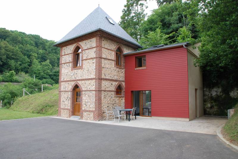 A vendre maison briques et silex, atypique dans une vallée, très proche de FECAMP, sur 5970 m² de terrain  