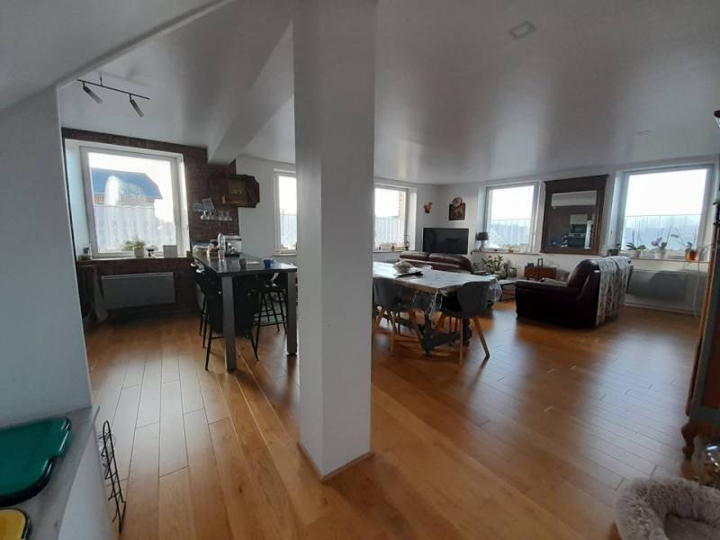 Superbe Appartement rénové avec 2 chambres, parking et garage à Saint-Pierre-en-Port