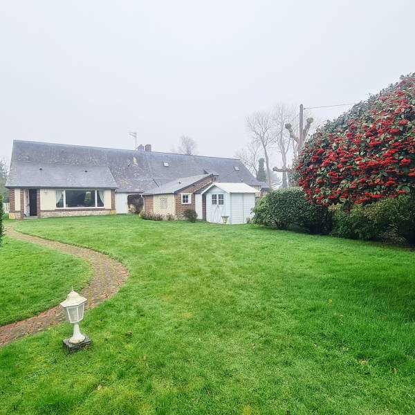 A visiter pour acquisition jolie maison de caractère sur terrain de 889m² située dans un village côtier avec commerces proche des Petites Dalles 76540  