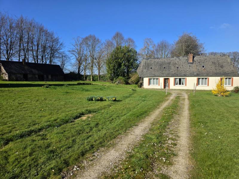 A la campagne proche de Fécamp, Longère de caractère à vendre avec grand bâtiment