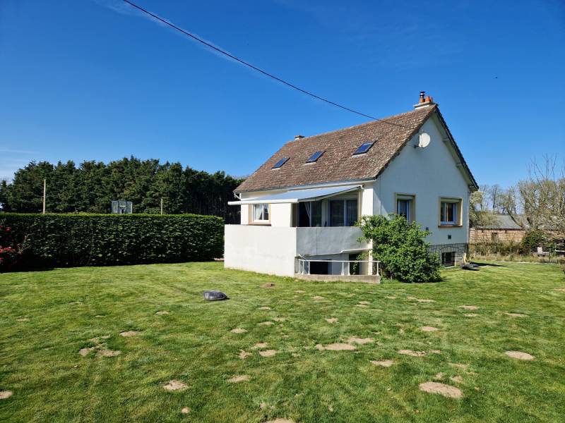 Axe Fécamp / Etretat Pavillon individuel avec sous-sol et grand bâtiment