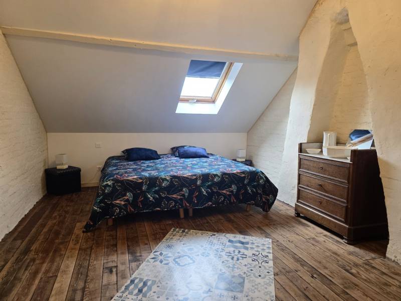 Charmante maison briques et silex en très bon état avec 3 chambres et jardin