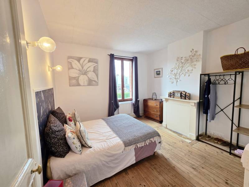 Charmante maison briques et silex en très bon état avec 3 chambres et jardin