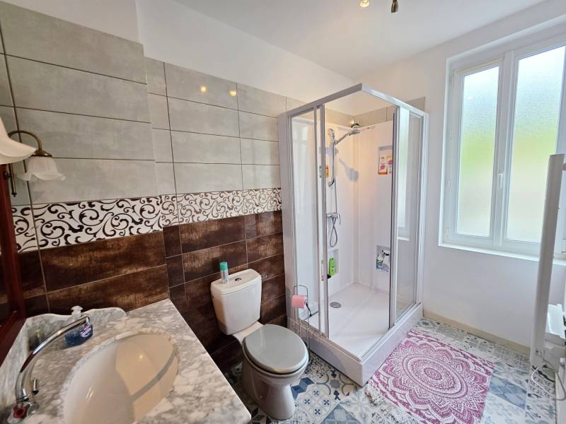 Charmante maison briques et silex en très bon état avec 3 chambres et jardin