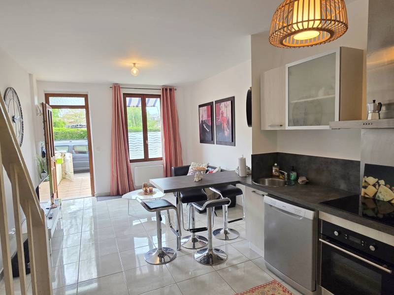 Charmante maison briques et silex en très bon état avec 3 chambres et jardin