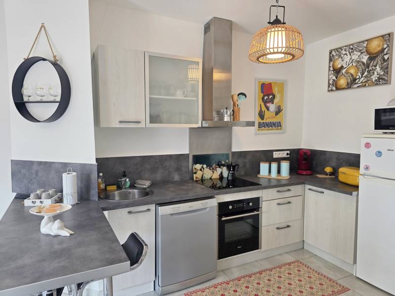 Charmante maison briques et silex en très bon état avec 3 chambres et jardin