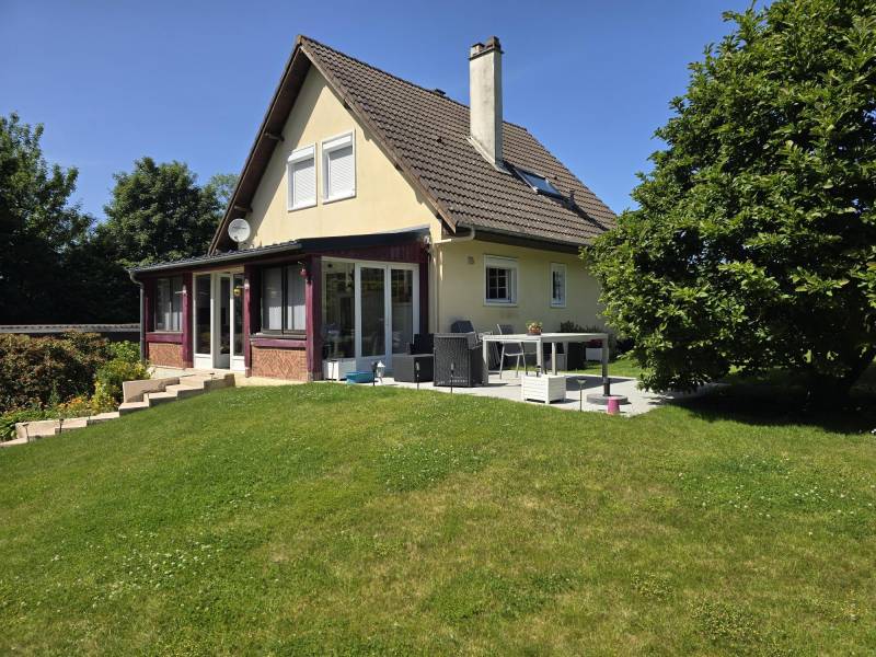 AXE FECAMP ETRETAT DANS UN BEL ENVIRONNEMENT PAVILLON SUR SOUS SOL ET DEPENDANCE SUR 3046 M²