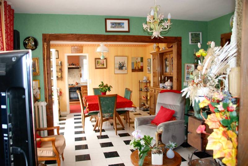 A VENDRE PAVILLON INDIVIDUEL AVEC BEAU VOLUME ET SOUS-SOL proche VALMONT