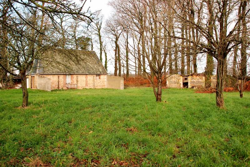 A vendre, bâtiment en briques et silex à réhabiliter située à la campagne proche de GODERVILLE sur 2300m² de terrain  