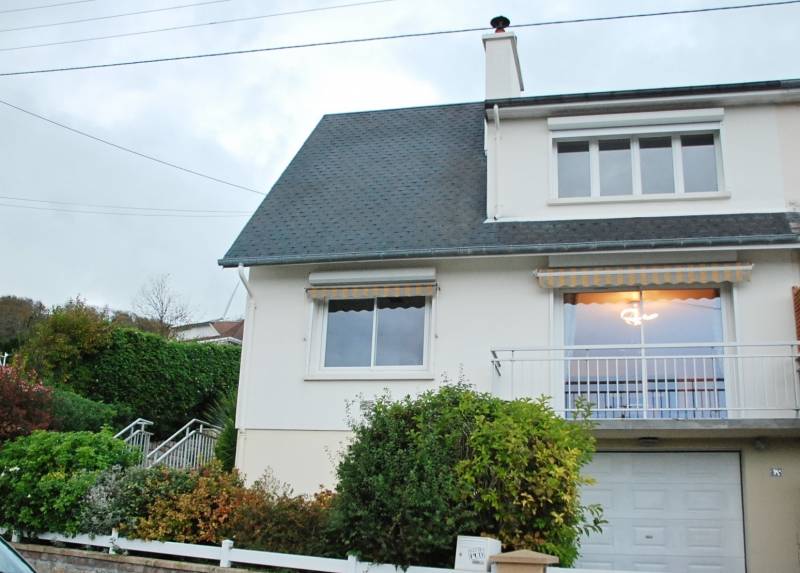 A vendre pavillon avec garage et grand jardin avec belle vue dégagée à FECAMP dans un quartier très calme  