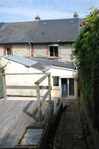 Maison mitoyenne en très bon état avec jardinet et terrasse bien exposée à vendre à FECAMP  