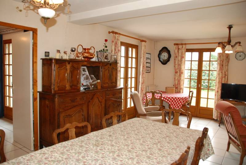 A la campagne maison avec grande pièce de vie et jardin