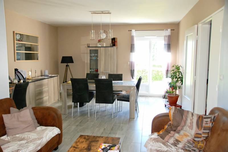 DANS UN VILLAGE AVEC COMMERCES ET A 2 PAS DE LA MER PAVILLON 4 CHAMBRES SUR L'AXE FECAMP CANY 76400