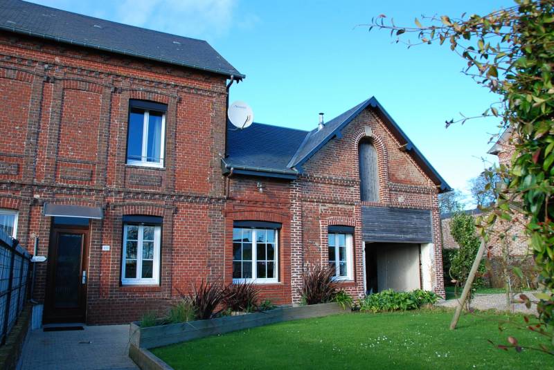 Maison de caractère en briques de 95m² avec garage et jardin à vendre dans un village avec commerces axes FECAMP/ETRETAT  