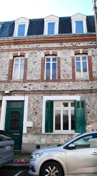 FECAMP, entre le centre-ville et la plage, maison en briques et silex avec cour à vendre