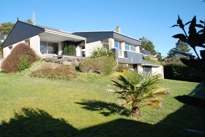 A vendre, superbe maison idéalement située avec vue imprenable sur le port et la ville  