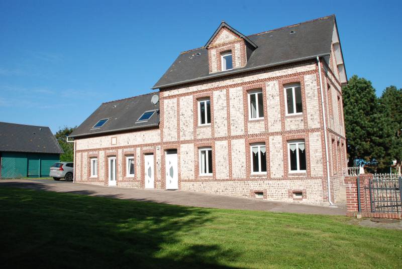 Maison de maître en briques et silex divisée en 3 logements avec jardin et bâtiments