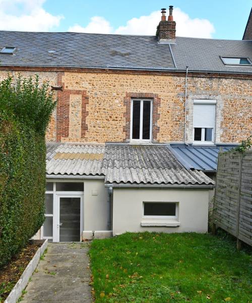 Centre-ville de Fécamp, maison à vendre avec jardin et 2 chambres + bureau