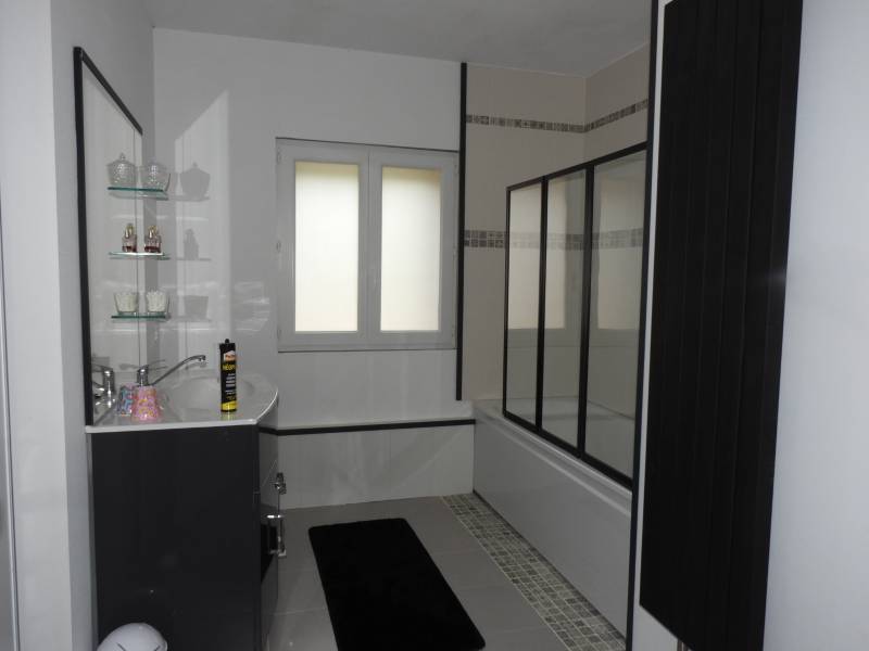 A vendre à la campagne entre GODERVILLE et FECAMP superbe bâtiment rénové avec jardin