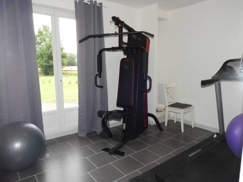 A vendre à la campagne entre GODERVILLE et FECAMP superbe bâtiment rénové avec jardin