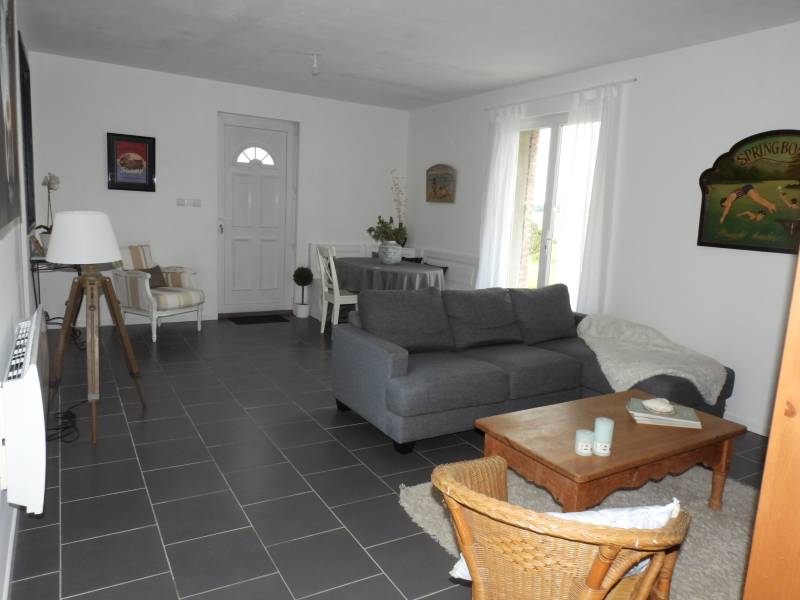 A vendre à la campagne entre GODERVILLE et FECAMP superbe bâtiment rénové avec jardin