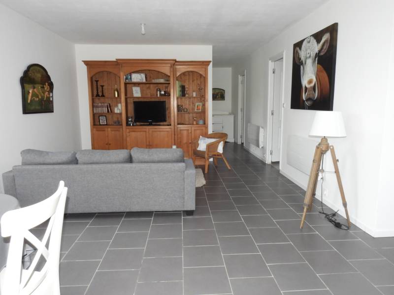 A vendre à la campagne entre GODERVILLE et FECAMP superbe bâtiment rénové avec jardin