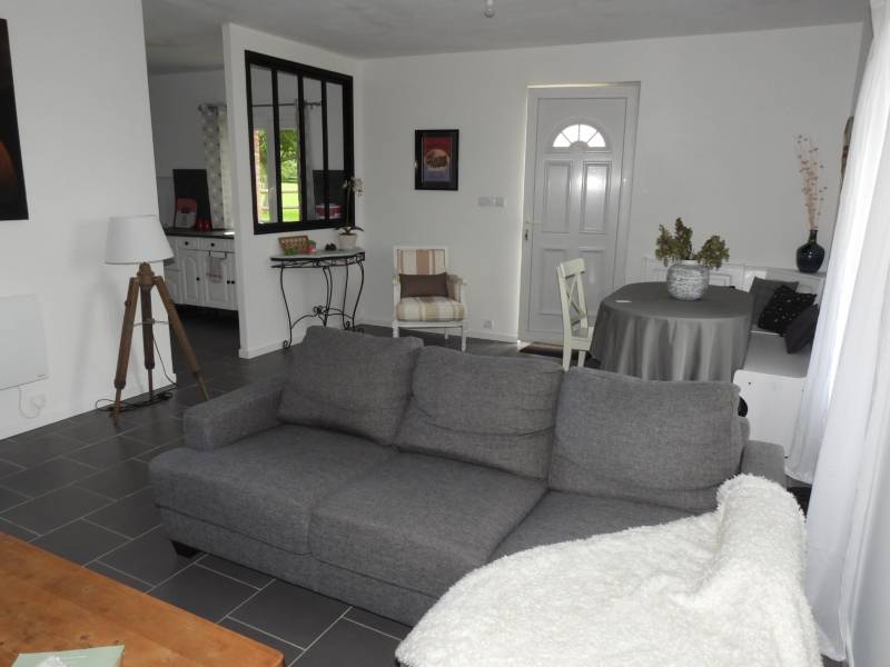 A vendre à la campagne entre GODERVILLE et FECAMP superbe bâtiment rénové avec jardin