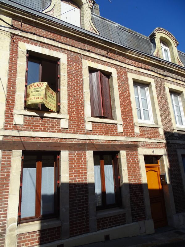 A vendre FECAMP maison de ville avec belle salle salon de 30 m² possibilité terrasse 76400