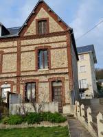 A vendre maison de ville briques et silex avec jardin plein sud à FECAMP dans un quartier calme 