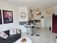 Charmante maison briques et silex en très bon état avec 3 chambres et jardin