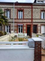 Charmante maison briques et silex en très bon état avec 3 chambres et jardin