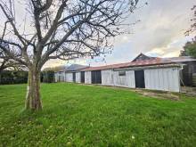 A vendre longère de caractère avec grand terrain et bâtiments proche d'un centre bourg avec école non loin de Goderville