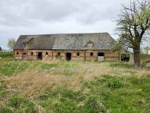 A vendre, bâtiment en briques et silex à réhabiliter situé à la campagne proche de Fécamp / Goderville