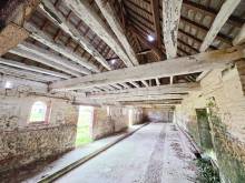 A vendre, bâtiment en briques et silex à réhabiliter situé à la campagne proche de Fécamp / Goderville
