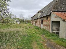 A vendre, bâtiment en briques et silex à réhabiliter situé à la campagne proche de Fécamp / Goderville