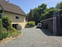AXE FECAMP ETRETAT DANS UN BEL ENVIRONNEMENT PAVILLON SUR SOUS SOL ET DEPENDANCE SUR 3046 M²