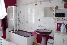 En exclusivité, grande maison de caractère avec jardin et batiment idéalement située dans le centre bourg de ELETOT 76540  