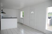 A vendre maison de plain pied avec garage dans un bourg tous commerces