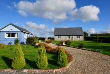 Dans la campagne proche de Valmont à vendre, propriété avec maison briques et silex, activité de gîte possible, bâtiment, chalet et garage