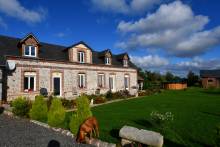 Dans la campagne proche de Valmont à vendre, propriété avec maison briques et silex, activité de gîte possible, bâtiment, chalet et garage