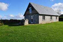 Dans la campagne proche de Valmont à vendre, propriété avec maison briques et silex, activité de gîte possible, bâtiment, chalet et garage
