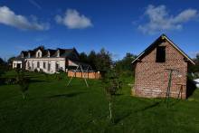 Dans la campagne proche de Valmont à vendre, propriété avec maison briques et silex, activité de gîte possible, bâtiment, chalet et garage