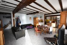 Dans la campagne proche de Valmont à vendre, propriété avec maison briques et silex, activité de gîte possible, bâtiment, chalet et garage