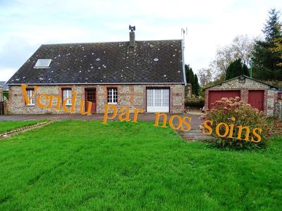 A vendre maison briques et silex proche de FECAMP et GODERVILLE Dans un environnement calme, habitable de suite  Sur 900 m² de terrain avec garage et dépendances proche de fecamp et goderville  
