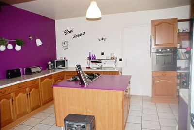 Joli longère dans un village côtier avec dépendances